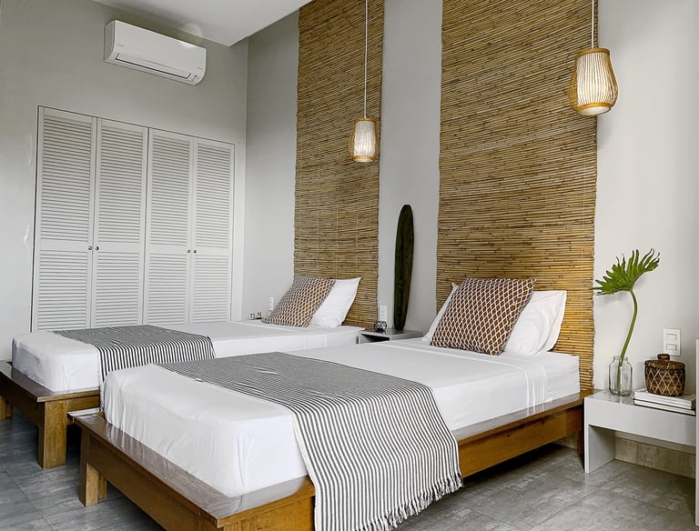 Deluxe Twin room: a bedroom with two beds