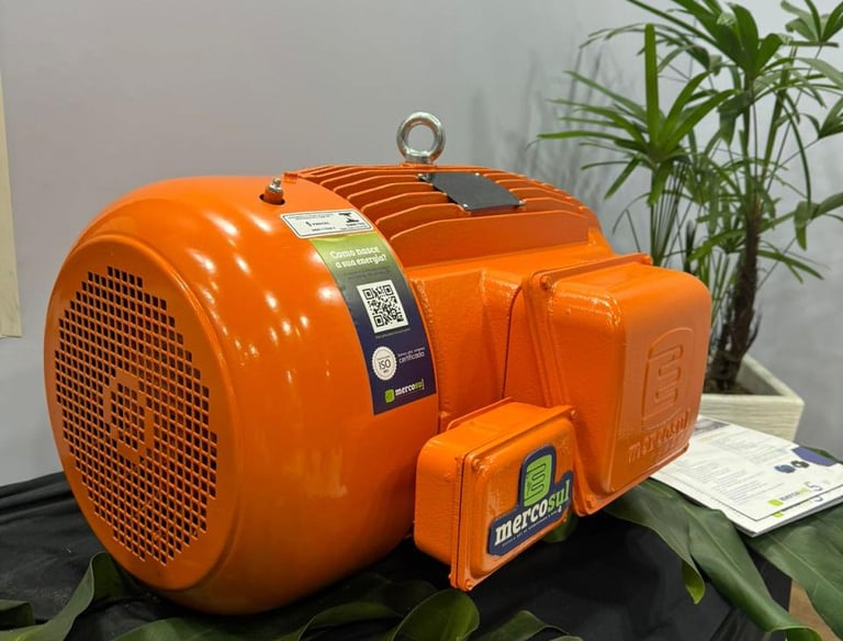 Motor eletrico visto de lado na cor laranja