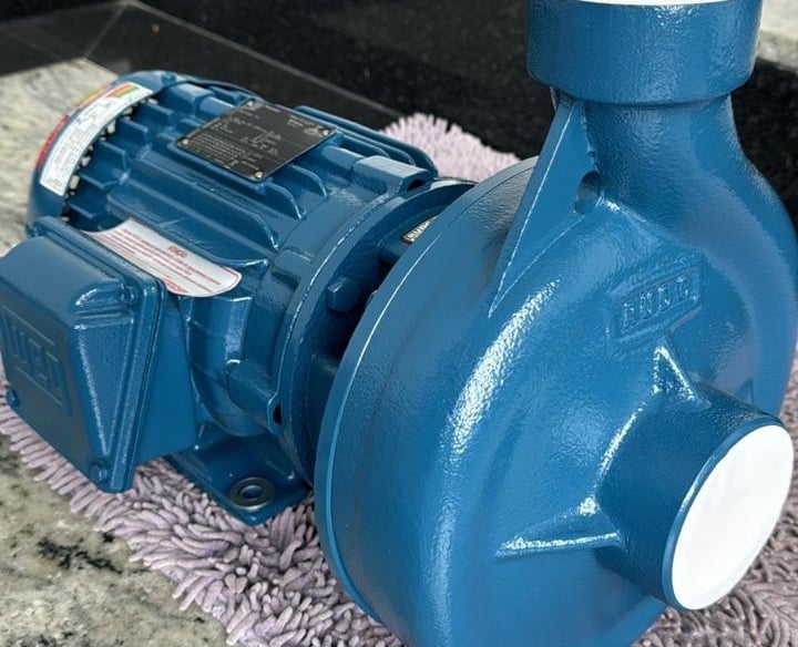 Motor e bonba centrifuga na cor azul
