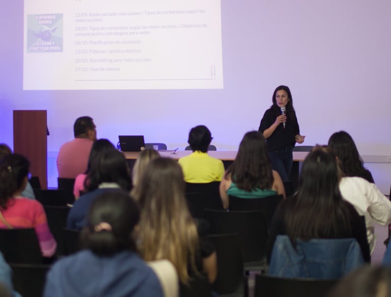 Nati Bazan dando clases de Marketing Digital