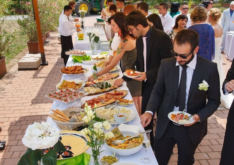 Affidati al nostro personale addetto al Catering, oltre alle Location x eventi offrono ricchi menù 