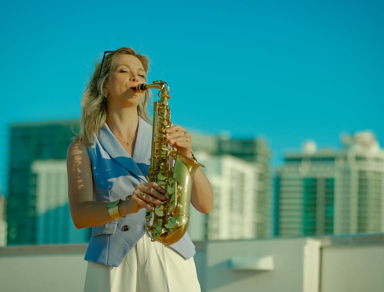 Saxophonistin in blauer Weste spielt live 