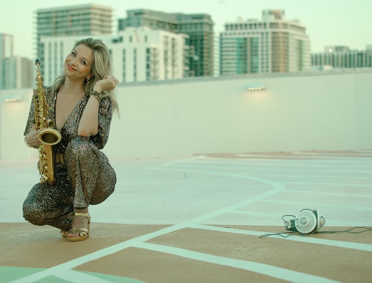 Saxophonistin und DJane München vor Hintergrund in Miami