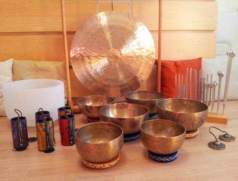 Bols chantants, carillons, gong et diapasons thérapeutiques utilisés en sonothérapie
