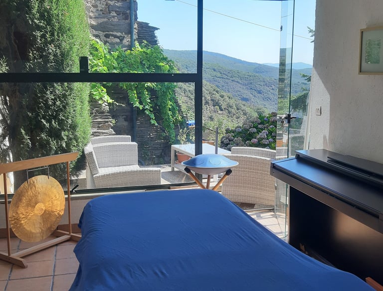 Espace de sonothérapie à Rosis dans l'Hérault avec table de soin et instruments
