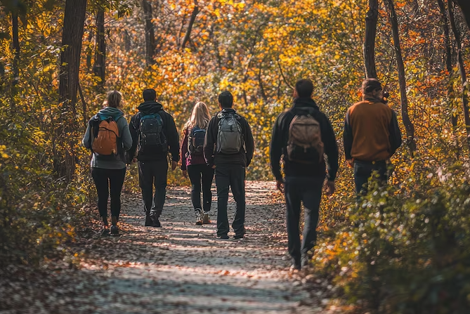 groupe amis s'amusant en plein air en forêt avec des activités ludiques et loisirs