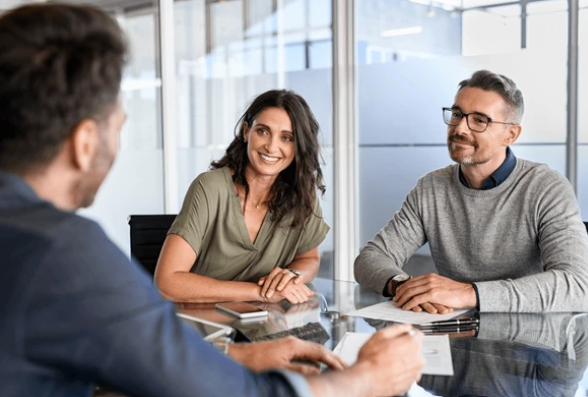 equipe trabalhando a comunicação, negociação e administração de conflitos