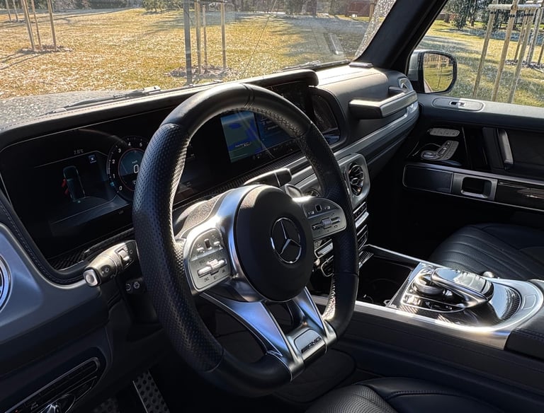 Prabangaus Mercedes G klasės automobilio salonas po profesionalaus giluminio salono valymo – blizgan