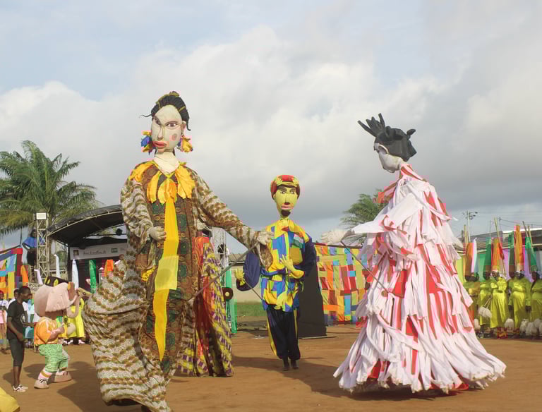 Des marionnettes géantes qui paradent pour un festival