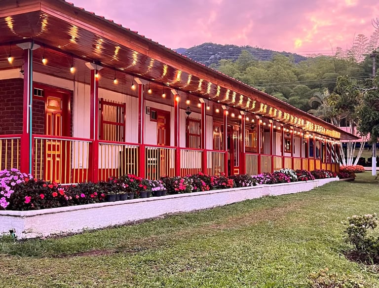 Hermoso restaurante, con hermosos colores, comida rica y lleno de paisajes hermosos 