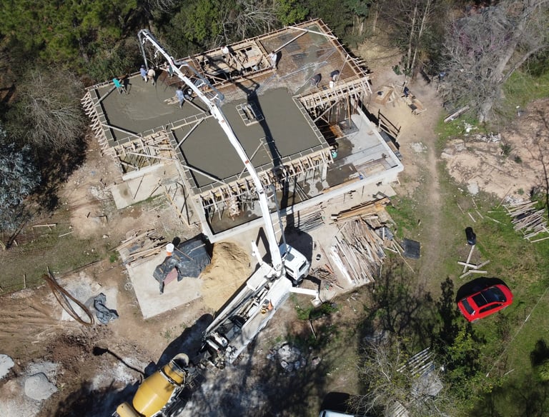 obra en construcción con una grúa y una grúa