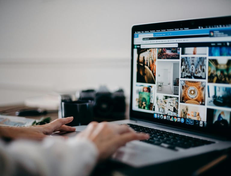 specialista che prepara sito web