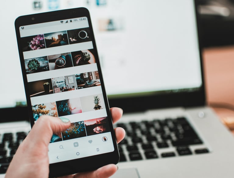 telefono che mostra il feed Instagram tra i servizi di social media dell'agenzia