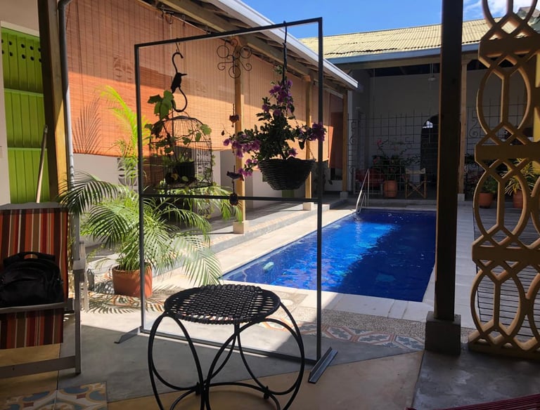Piscina con zona de descanso en Casa Bela.