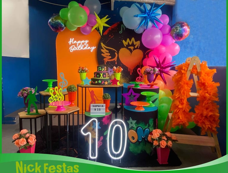 Decoração neon para festa teen, infantil e adulto com mesa decorada colorida e painel iluminado