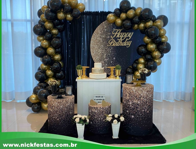 Aluguel de decoração preto e dourado na Freguesia do Ó com mesa decorada temática para festa