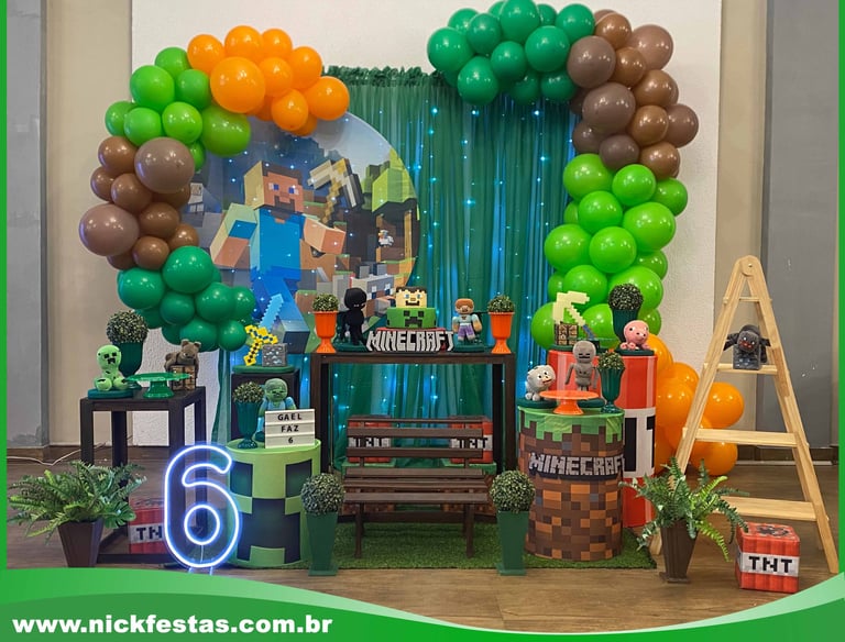 Decoração infantil Minecraft com painel temático, balões verdes e mesa decorada, Freguesia do Ó