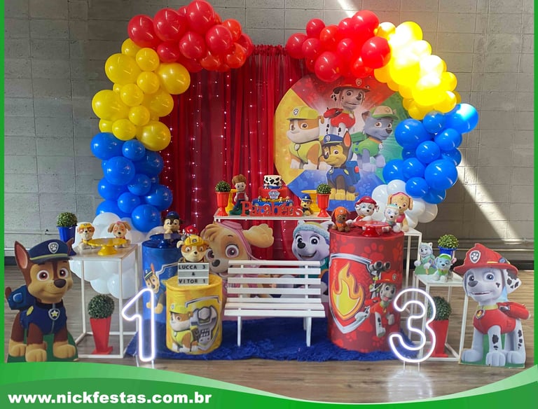 Decoração infantil tema Patrulha Canina com cores vibrantes e heróis caninos para festa divertida