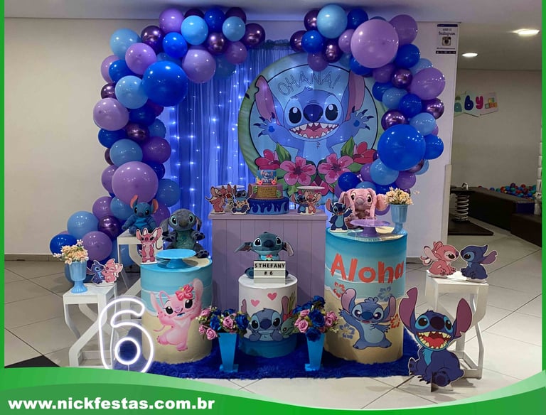 Decoração infantil tema Stitch com cores vibrantes, personagens divertidos e clima tropical