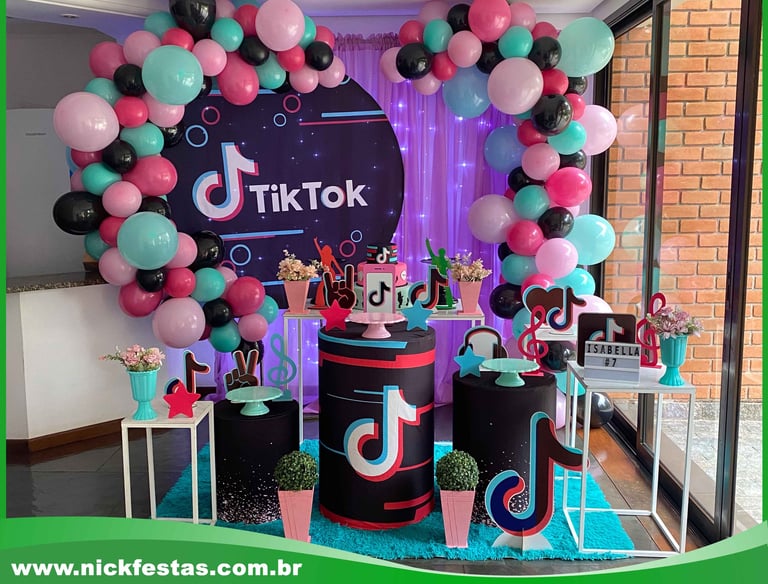 Aluguel de decoração TikTok na Freguesia do Ó com mesa decorada temática para festa