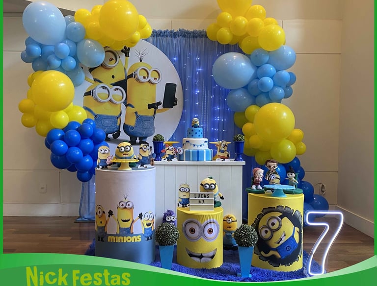 Decoração infantil tema Minions com cores vibrantes e personagens divertidos para festa