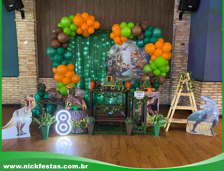 Decoração infantil tema Dinossauros com cores vibrantes e animais jurássicos para festa divertida 