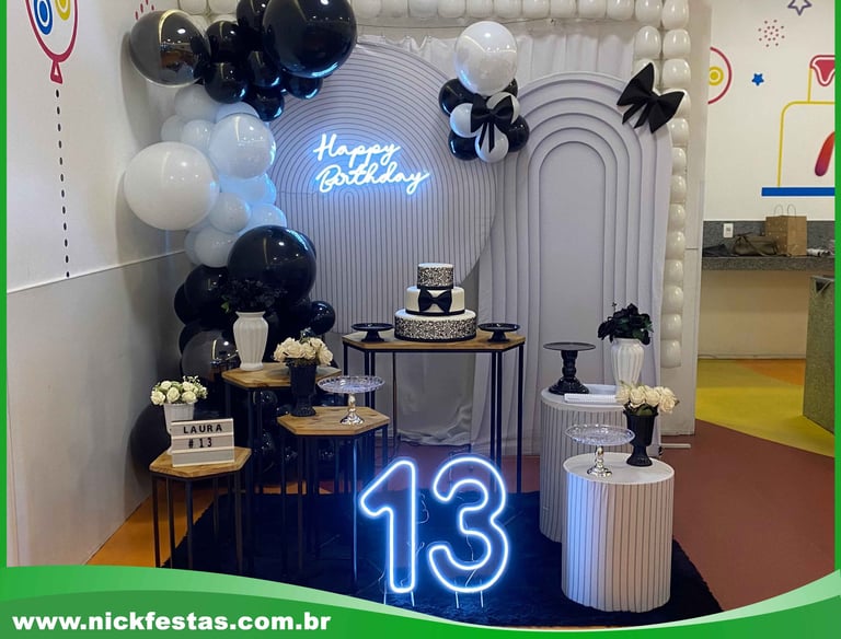 Decoração teen moderna com cores e detalhes descolados para festas de adolescentes
