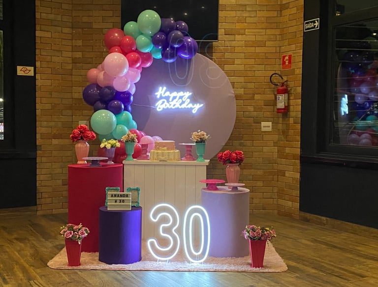 Aluguel de decoração De Repente 30 na Freguesia do Ó com mesa decorada temática para festa