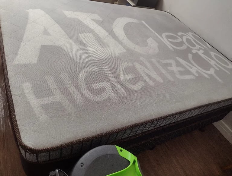 Colchão higienizado com marcação ilustrativa “Higienização” evidenciando remoção de sujeira e ácaros