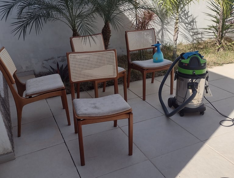 Higienização de cadeiras estofadas em Campinas: preparo com máquina extratora e pulverizador.