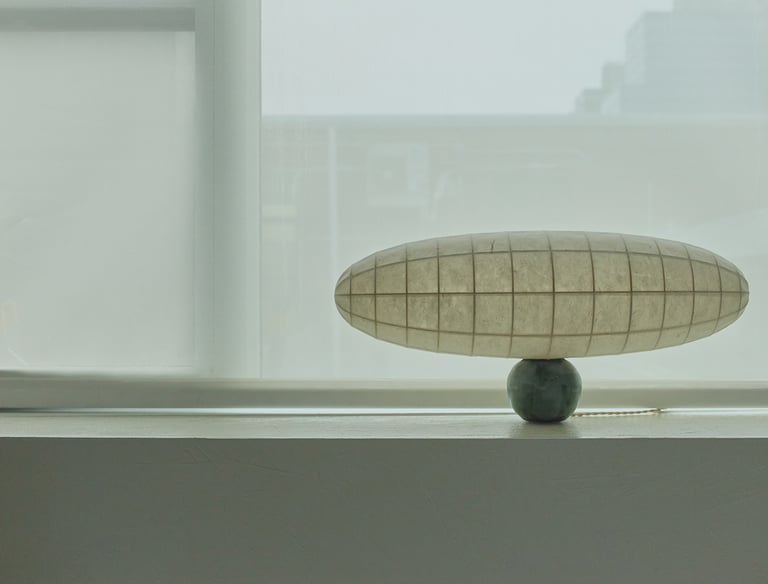 Objeto de diseño artístico junto a ventana, inspiración para contenido visual en redes sociales para arquitectos y diseñadore
