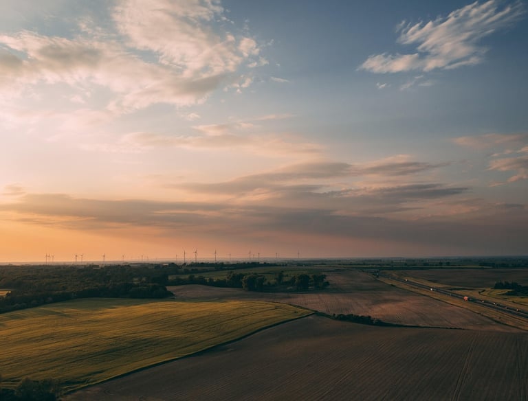 Weite Landschaft mit Feldern