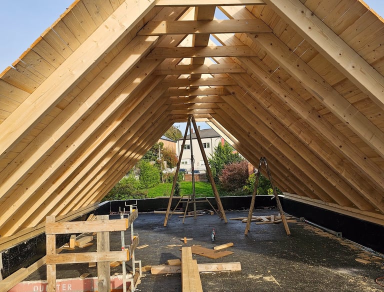 Dachstuhlbau eines Einfamilienhauses mit Holzstruktur