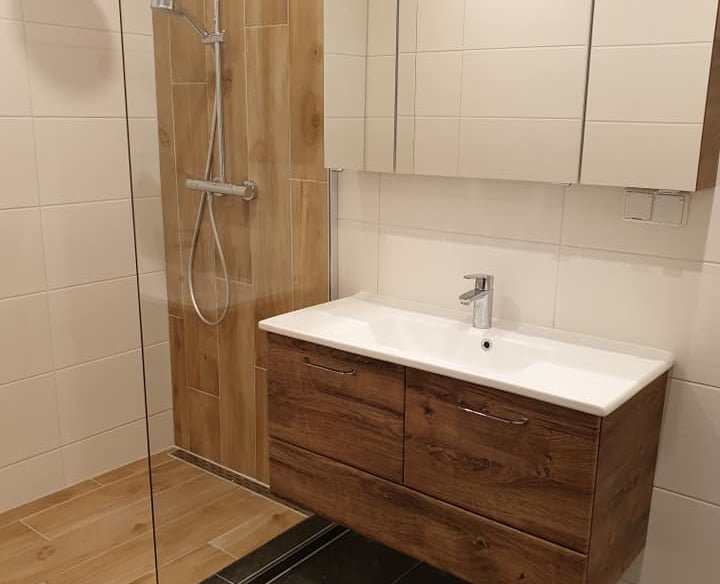 Modernisierte Dusche und Waschtisch im sanierten Badezimmer