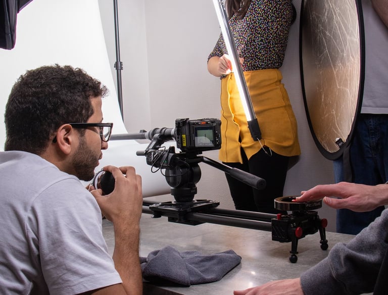 Tournage vidéo d'entreprise avec une équipe de production en train de faire des réglages techniques