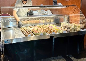 commençant de pâtisserie dans une vitrine réfrigérée