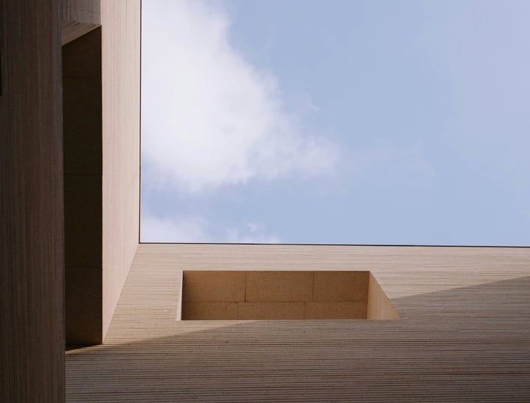 Edificio moderno revestimiento simil piedra, cielo celeste