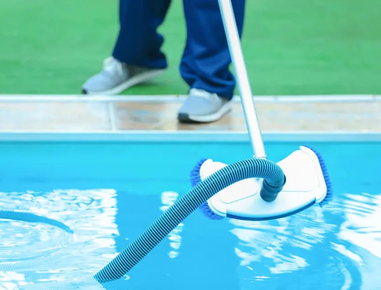 Clean residential pool in Florida with maintenance kit