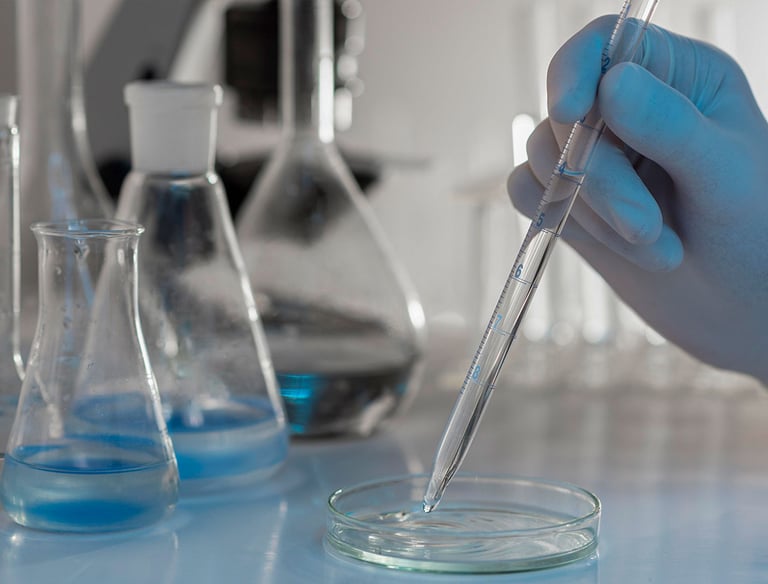   Cientista usando uma pipeta laboratório