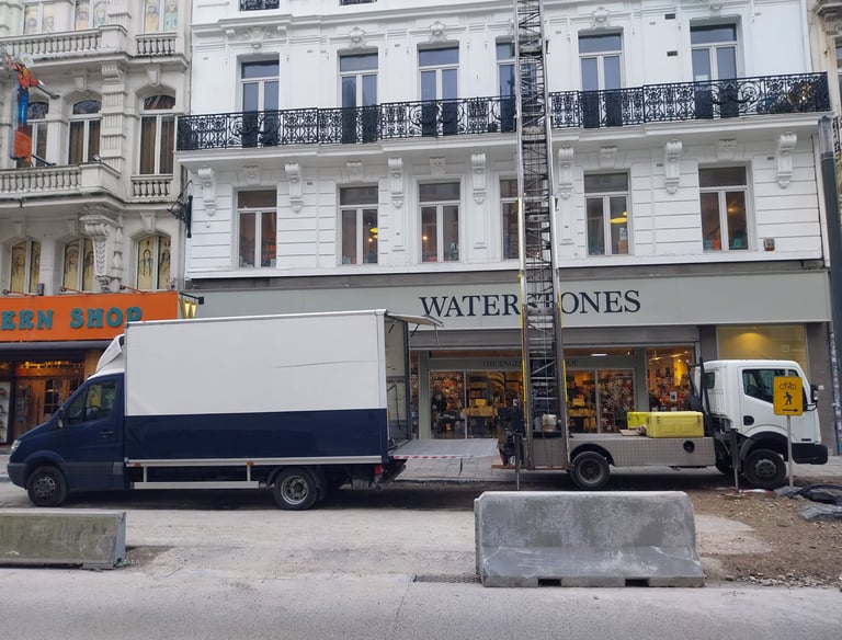 un camion et un lift en fonctionnement