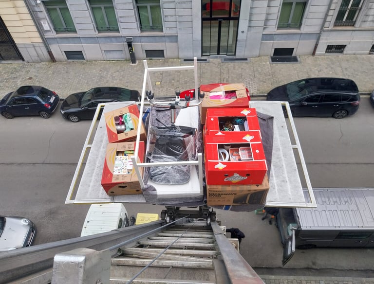 lift qui monte des cartons remplis