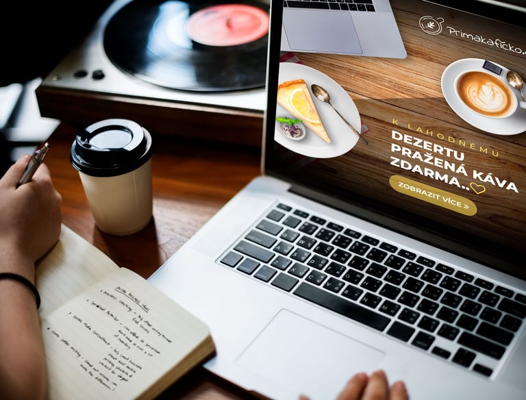 Tvorba obsahu pro sociální sítě a online marketing v pracovním prostředí.