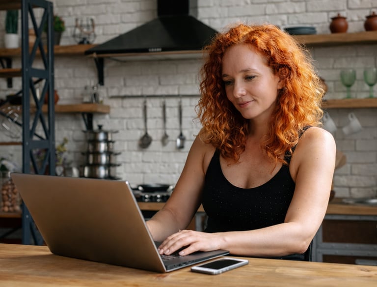 Online marketing pro podnikatelky – práce na notebooku při tvorbě obsahu a strategie.