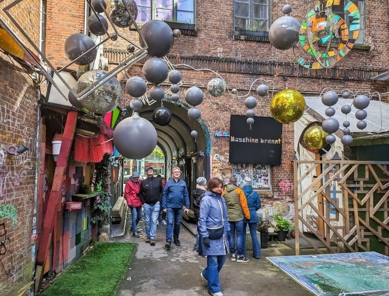 Hidden courtyard in Hamburg with street art and people exploring, Hinterhof mit urbaner Kunst und kreativer Szene