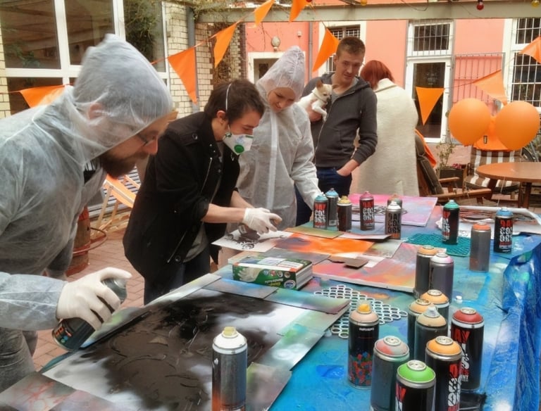 Team building graffiti workshop in Hamburg with group painting, Firmenevent und Street Art Workshop mit Teilnehmern