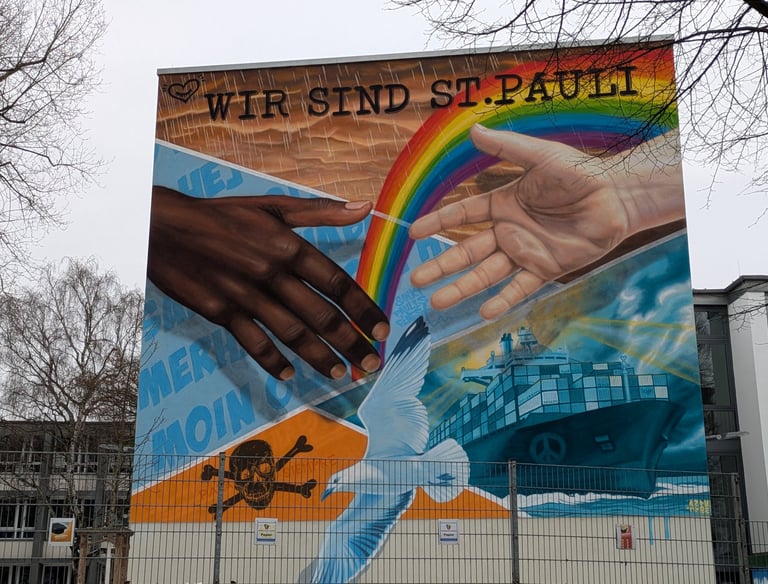 St. Pauli mural in Hamburg with rainbow and hands, “Wir sind St. Pauli”, Street Art und soziales Statement