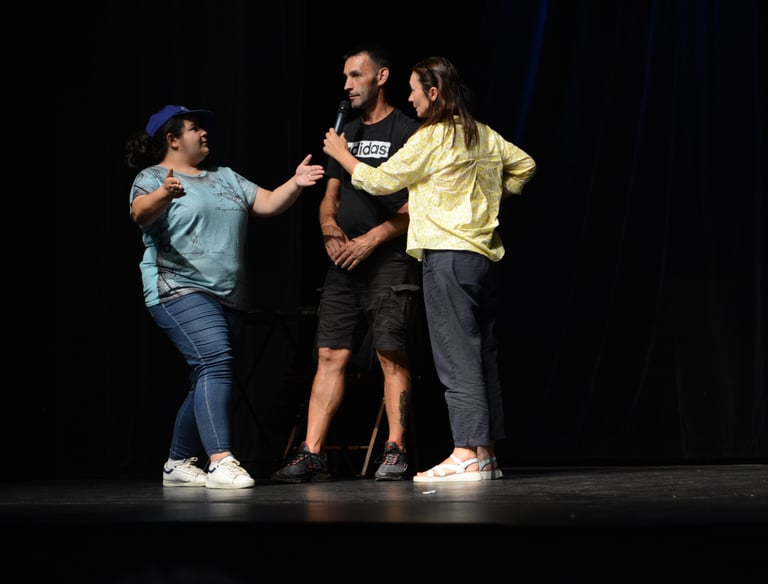 atelier forum 1 femme interviwe  participants sur scène