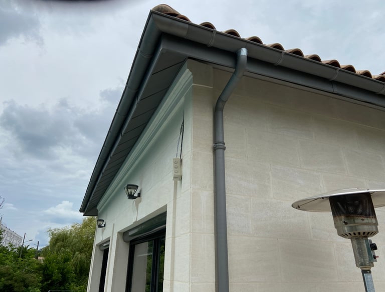 zinguerie, pose gouttières, réparation zinc, étanchéité toiture