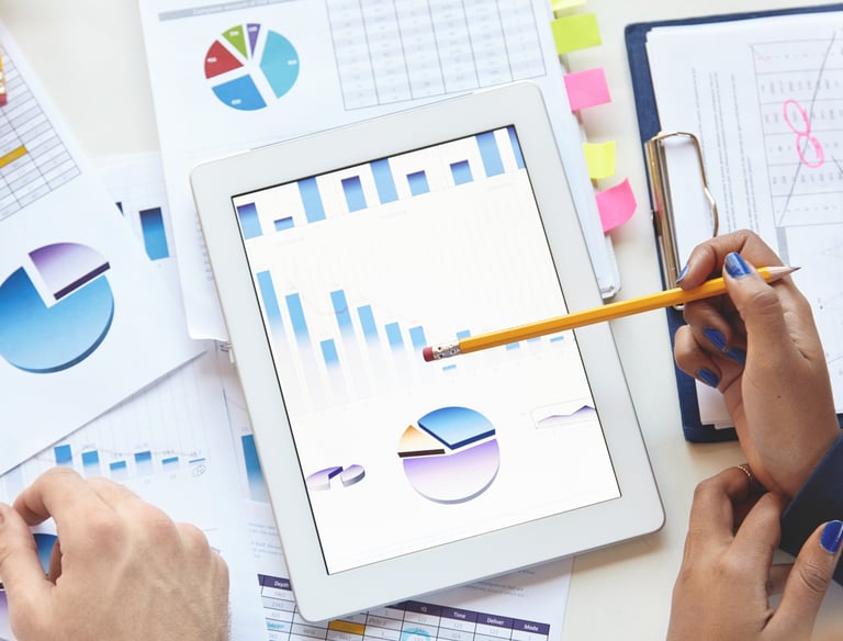 Varsayımlar yerine verilerle hareket eden, her adımı ölçülebilir kılan stratejik çözüm ortağı.