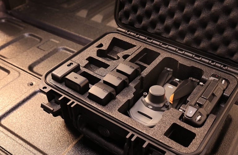 Dron multiespectral en caja de protección. Monitoreo de salud vegetal y análisis de cultivos en finca de Mallorca.